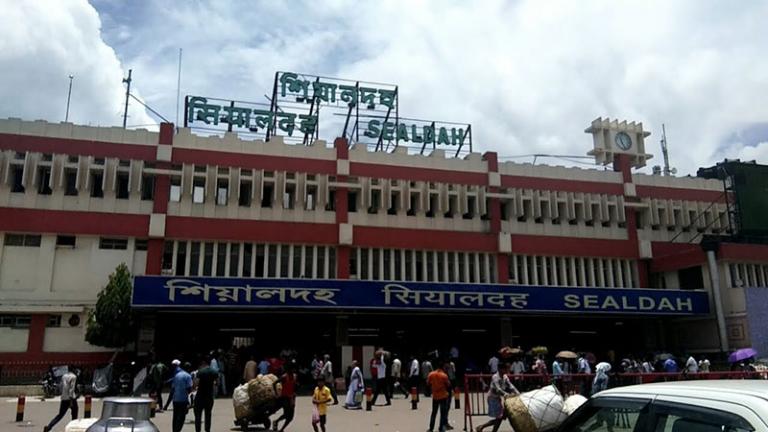টানা ২৩ ঘন্টা শিয়ালদহ মেনে ব্যাহত রেল পরিষেবা