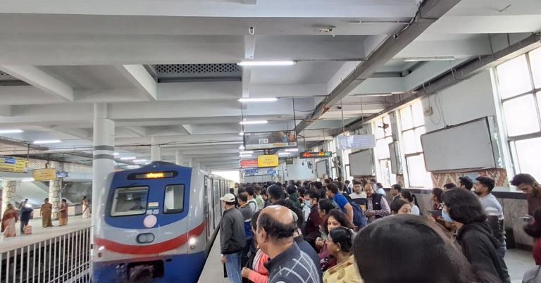 ফের বিপর্যস্ত ব্লু লাইন মেট্রো, সপ্তাহের মাঝেই বন্ধ পরিষেবা