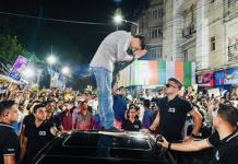 জন্মদিনে মানুষের ভালবাসা মনে করিয়ে দেয় কর্তব্য: ভিড়ে মিশে গেলেন অভিষেক