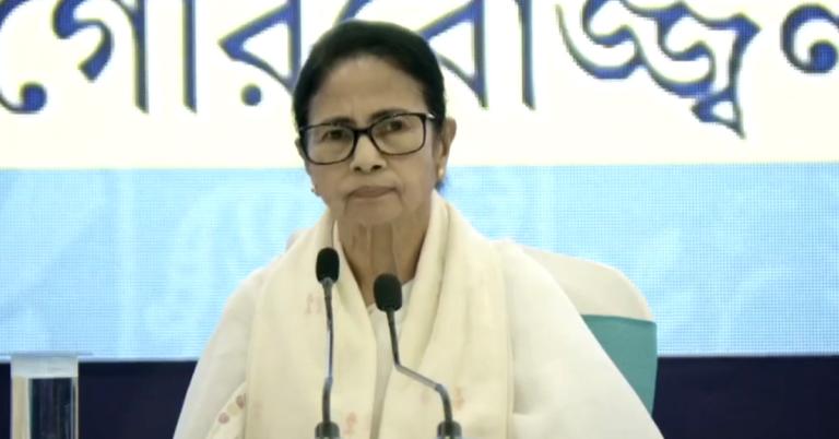 SIR-এর খসড়া তালিকায় প্রায় ৪৫ হাজার নাম বাদ! সন্ধেয় কালীঘাটে বৈঠক ডাকলেন মমতা