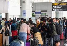 ইন্ডিগো: যাত্রী ভোগান্তিতে মামলা সুপ্রিম কোর্টে, বিমান সংস্থাগুলিকে ভাড়া না বাড়াতে কড়া নির্দেশ