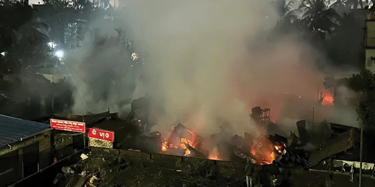 ওয়েলিংটনের ভুটিয়া মার্কেটে ভয়াবহ অগ্নিকাণ্ড, ব্যবসায়ীদের মধ্যে আতঙ্ক