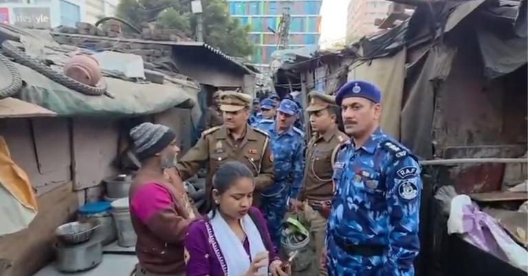 মেশিন দিয়ে বাংলাদেশি খুঁজে বের করে যোগীরাজ্যের পুলিশ! পরিযায়ীদের হয়রানি জারি