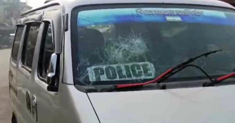 ফের অশান্ত সন্দেশখালি: পুলিশকে ঘিরে ইটবৃষ্টি, ভাঙচুর পুলিশের গাড়ি