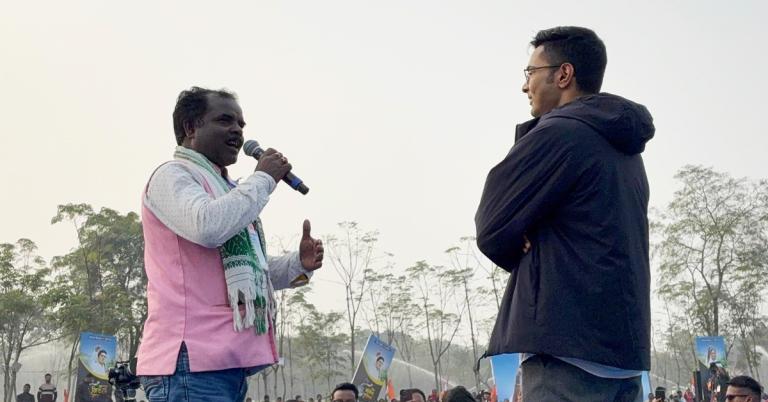 অভূতপূর্ব: জনসভায় দাঁড়িয়ে জনতার সমস্যা শুনে বাস্তবসম্মত সমাধান বাতলে দিলেন অভিষেক