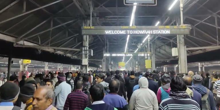 হাওড়া–কাটোয়া শাখায় বিপর্যয়! প্যান্টোগ্রাফ ভেঙে ব্যাহত ট্রেন চলাচল