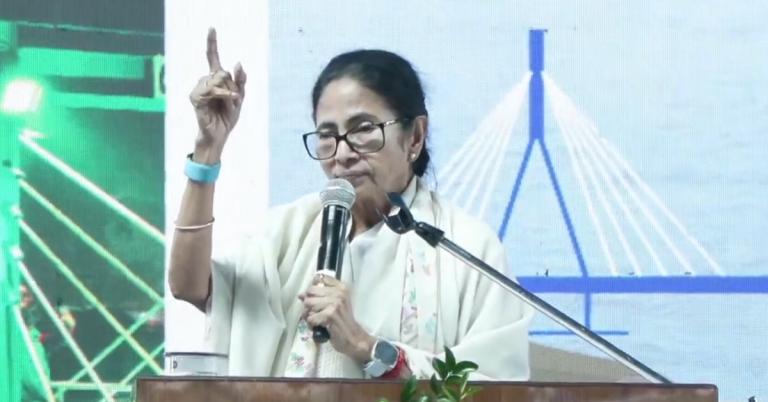 মঙ্গলে আদালতে যাবেন, প্রয়োজনে শীর্ষ আদালতেও: SIR হয়রানি নিয়ে হুঙ্কার মমতার