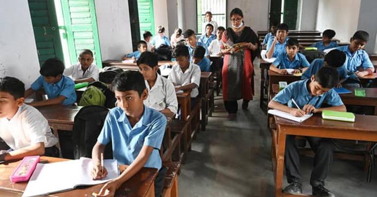 সময়ানুবর্তিতা ও শৃঙ্খলায় জোর! শিক্ষকদের জন্য নতুন নির্দেশিকা জারি পর্ষদের