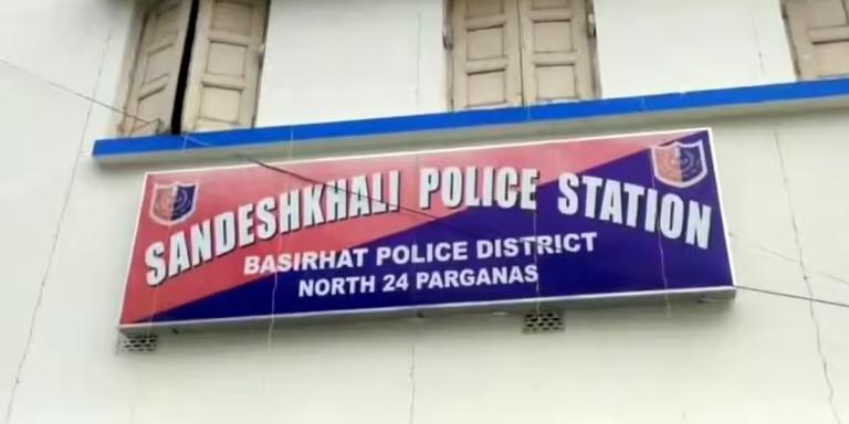শীতে মানুষের পাশে পুলিশ: ৩৫০ দুঃস্থকে শীতবস্ত্র প্রদান সন্দেশখালিতে