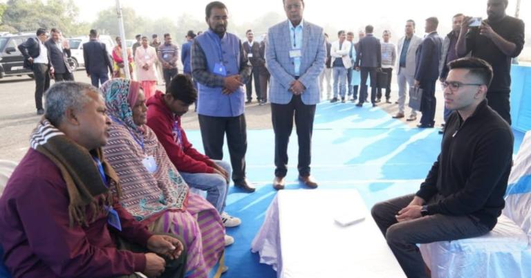 এসআইআর ইস্যুতে বিজেপিকে নিশানা! SIR-এ বলি ওসমান মোল্লার পরিবারের সঙ্গে দেখা করলেন অভিষেক