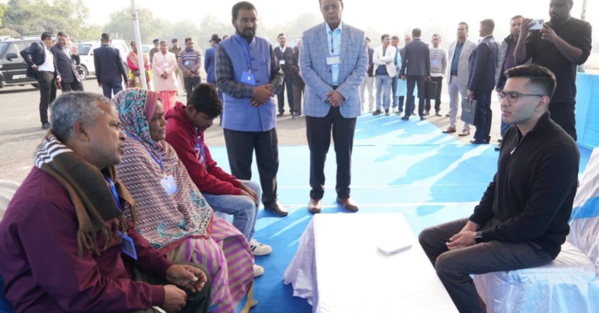 এসআইআর ইস্যুতে বিজেপিকে নিশানা! SIR-এ বলি ওসমান মোল্লার পরিবারের সঙ্গে দেখা করলেন অভিষেক 