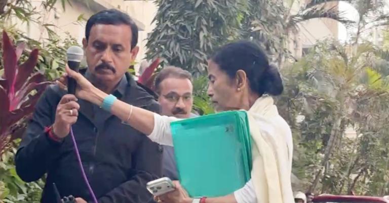 নির্বাচনের আগে তৃণমূলের তথ্য হাতানোর চেষ্টা ইডি-কে দিয়ে! আইপ্যাক অফিসে মমতা