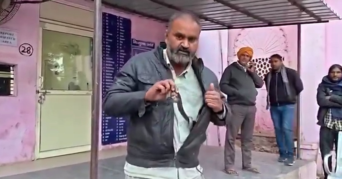উত্তরপ্রদেশে জ্যাকেটের ভিতর সাপ নিয়ে হাসপাতালে আক্রান্ত: রোগীকে চিকিৎসা ‘অস্বীকার’