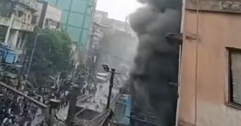 বিবি গাঙ্গুলি স্ট্রিটে আসবাবের দোকানে ভয়াবহ আগুন, কালো ধোঁয়ায় ঢাকল চারপাশ