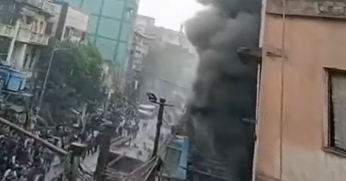 বিবি গাঙ্গুলি স্ট্রিটে আসবাবের দোকানে ভয়াবহ আগুন, কালো ধোঁয়ায় ঢাকল চারপাশ
