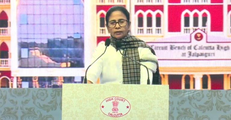 সংবিধান-গণতন্ত্র ধ্বংসের থেকে বাঁচান: বিচারপতিদের আর্জি, আইনমন্ত্রীর সামনেই কেন্দ্রের বঞ্চনার বিরুদ্ধে সরব মুখ্যমন্ত্রী