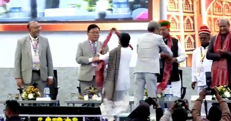 ভুল না পরিকল্পিত! কেন্দ্রীয় আইনমন্ত্রীকে উত্তরীয় পরালেন না মুখ্যমন্ত্রী
