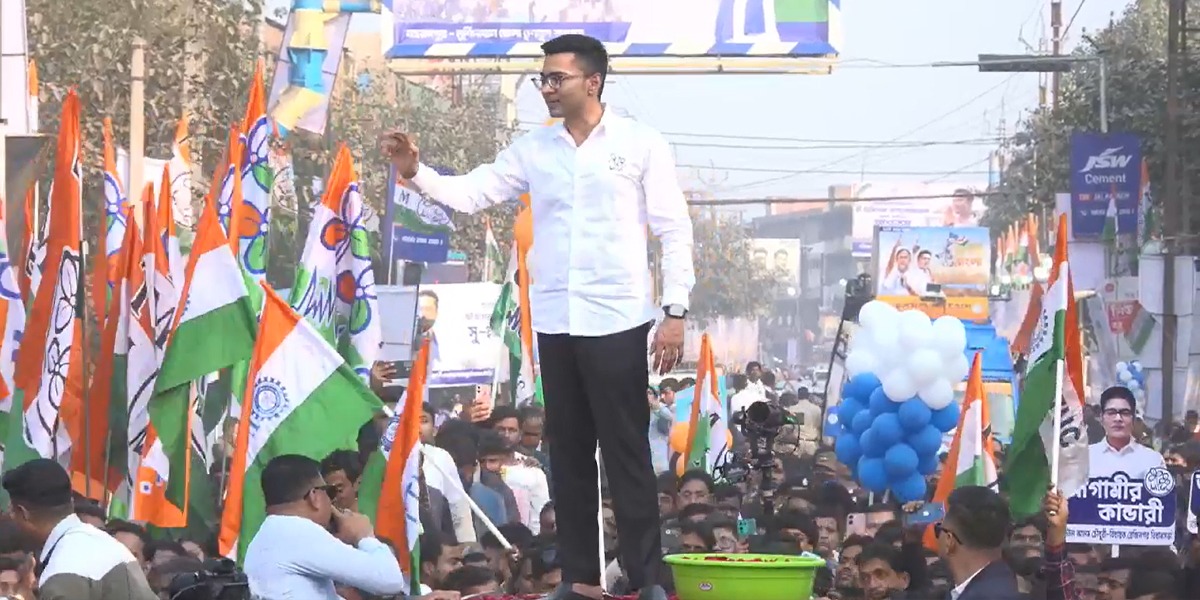 ভিড়ের মাঝেই অসুস্থ কর্মী! অভিভাবকের মতো আগলালেন অভিষেক