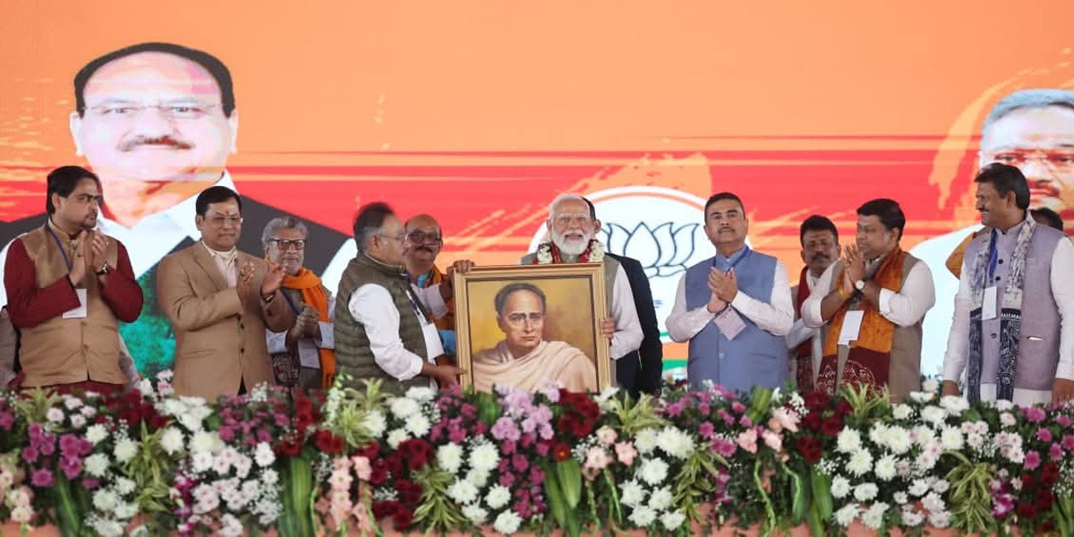 শাহর মূর্তি ভাঙায় মোদির প্রায়শ্চিত্ত? বিদ্যাসাগরের ছবি উপহারে 'উপরসা' কটাক্ষ তৃণমূলের
