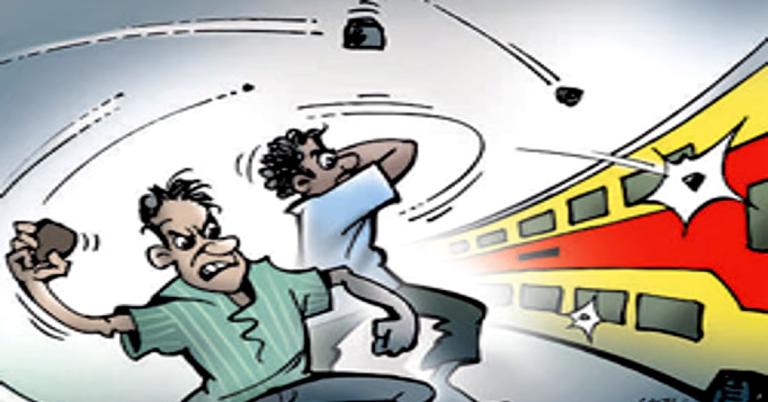 ট্রেনে পাথর নিক্ষেপের ঘটনায় কড়া পদক্ষেপের পথে রেল