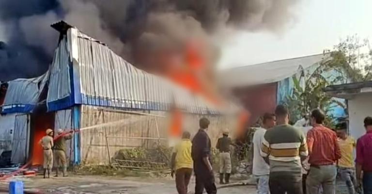 মধ্যমগ্রামের বাদুতে রাসায়নিক কারখানায় ভয়াবহ আগুন