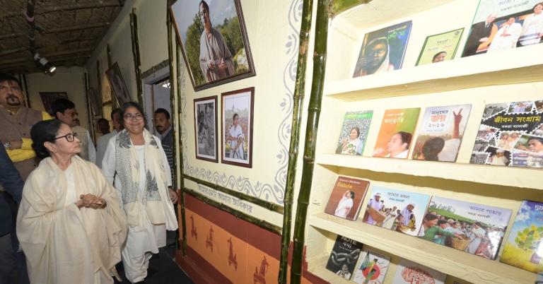 ‘জাগো বাংলা’র স্টলে মুখ্যমন্ত্রীর তিন ভাবনা, শুরুর দিনেই উপচে পড়া ভিড়