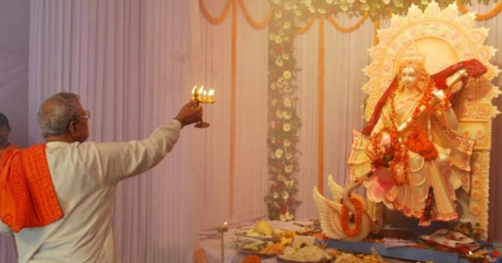 বাড়ি থেকে স্কুল, বসন্ত পঞ্চমীর সকালে বাংলা জুড়ে বাঙালির চেনা আবেগের ভিড়