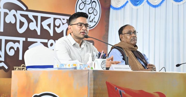 ওয়ার রুমে ঢিলেমি নয়, বুথভিত্তিক ‘ভোট রক্ষা কমিটি’ গড়ে জোর লড়াইয়ের বার্তা অভিষেকের