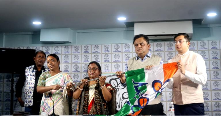 সম্মান-জায়গা দেয়নি বিজেপি! তৃণমূলের পতাকা হাতে নিলেন খগেন মুর্মুর প্রথম স্ত্রী অরুণা