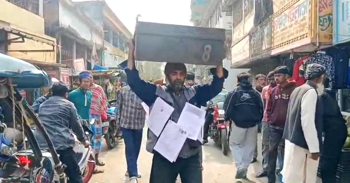 মাথায় ট্রাঙ্ক, গায়ের জামায় সাঁটা দলিল! 'SIR শুনানিতে' অভিনব প্রতিবাদ ৭১ বছরের বৃদ্ধের