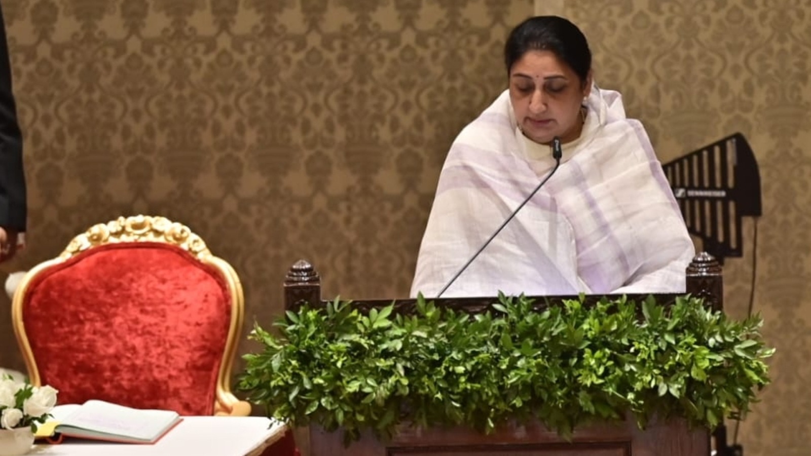 মহারাষ্ট্রের প্রথম মহিলা উপমুখ্যমন্ত্রী হিসেবে শপথ সুনেত্রা পাওয়ারের