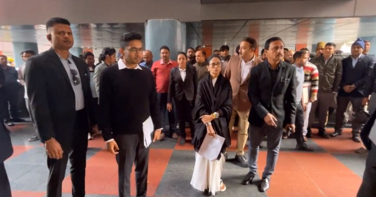 SIR-হেনস্থার প্রতিবাদ: কালো চাদর নিয়ে জাতীয় নির্বাচন কমিশনে মমতা, কালো পোশাকে অভিষেক-সহ অন্যান্যরা