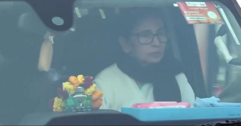 রাজধানীতে নজিরবিহীন দৃশ্য, সুপ্রিম কোর্টে পৌঁছলেন বাংলার মুখ্যমন্ত্রী