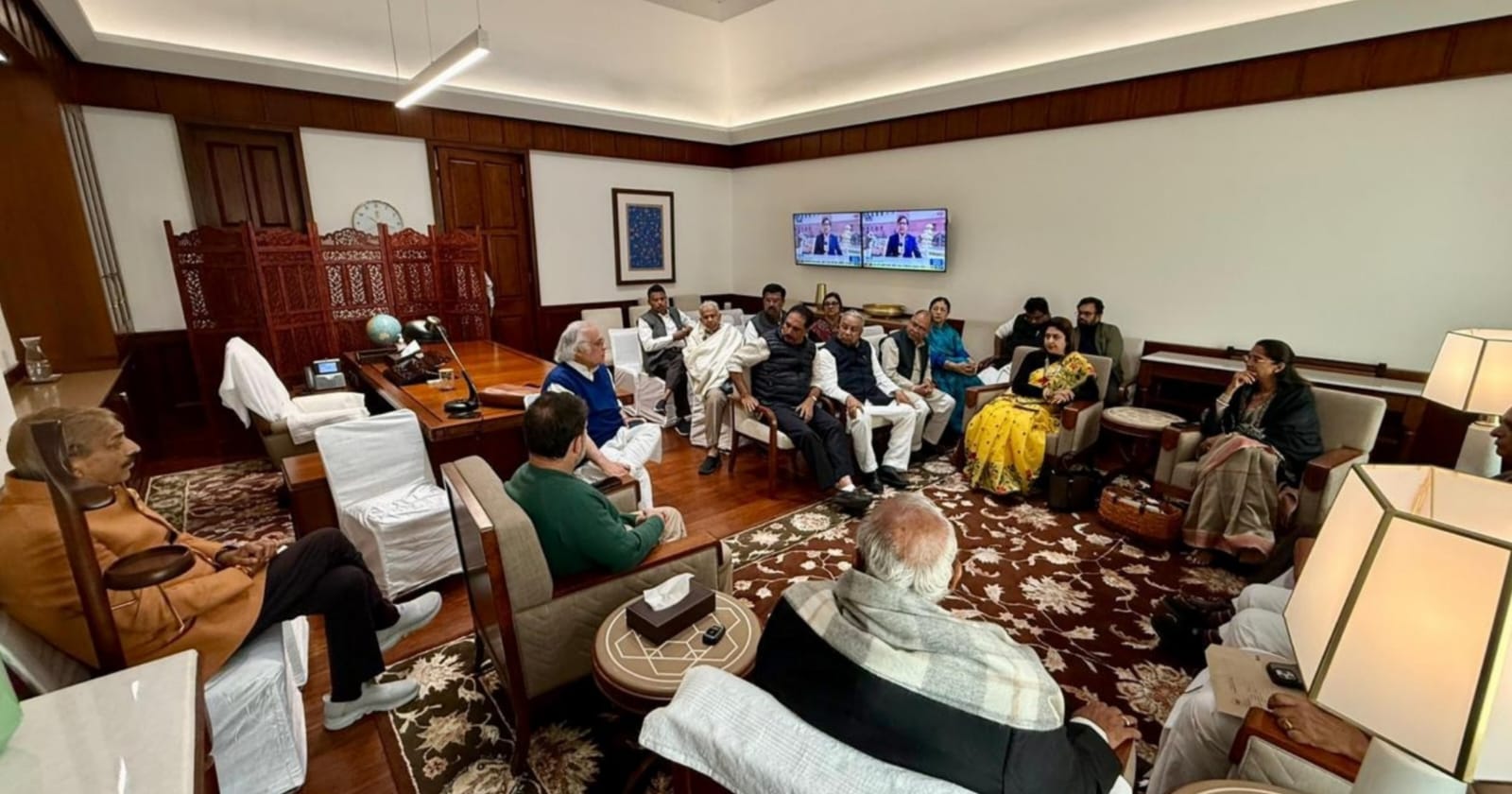 জোরালো হচ্ছে সিইসি-র বিরুদ্ধে ইমপিচমেন্ট ইস্যু: তৃণমূলের পাশে বিরোধীরা