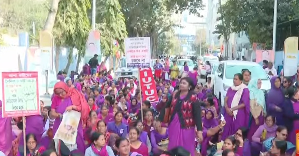 ভাতা বাড়লেও অসন্তোষ, বেতনের দাবিতে স্বাস্থ্য ভবনের সামনে বিক্ষোভ আশাকর্মীদের