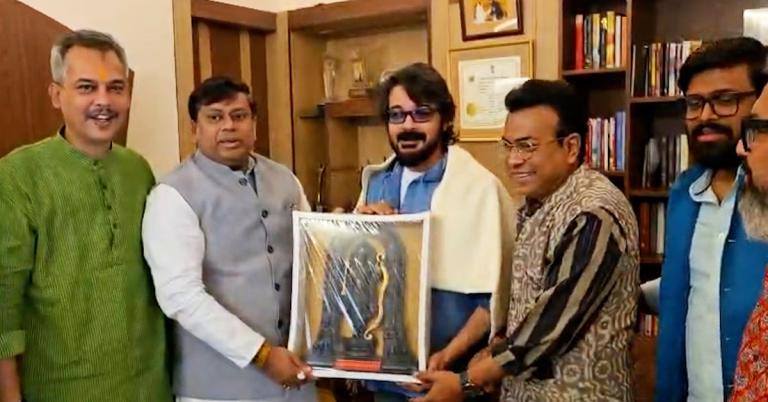 রাজনীতির যোগ নেই! ‘পদ্মশ্রী’ প্রসেনজিতের বাড়িতে ফুল-মিষ্টি-উপহার নিয়ে সুকান্তরা