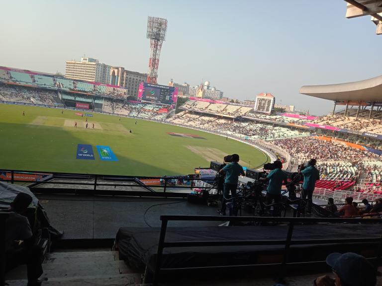 জৌলুসহীন ম্যাচেও মান রাখল ইডেন,  ম্যাচে নেই বল বয়