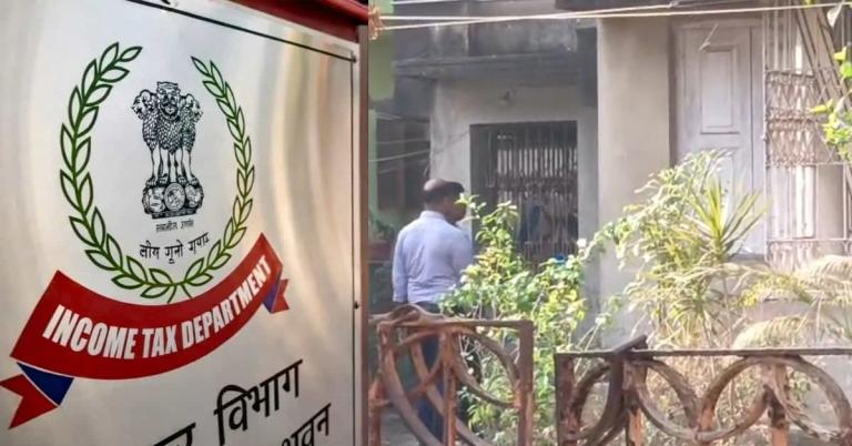 কলকাতায় আয়কর দফতরের হানা! জৈব সার ব্যবসায়ীর বাড়ি-অফিসে তল্লাশি