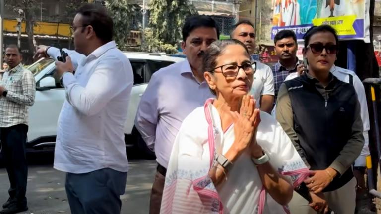 পরীক্ষা ভালো হচ্ছে? ইউনাইটেড মিশনারিতে সারপ্রাইজ ভিজিট মুখ্যমন্ত্রীর, মাধ্যমিক পরীক্ষার্থীদের শুভেচ্ছা