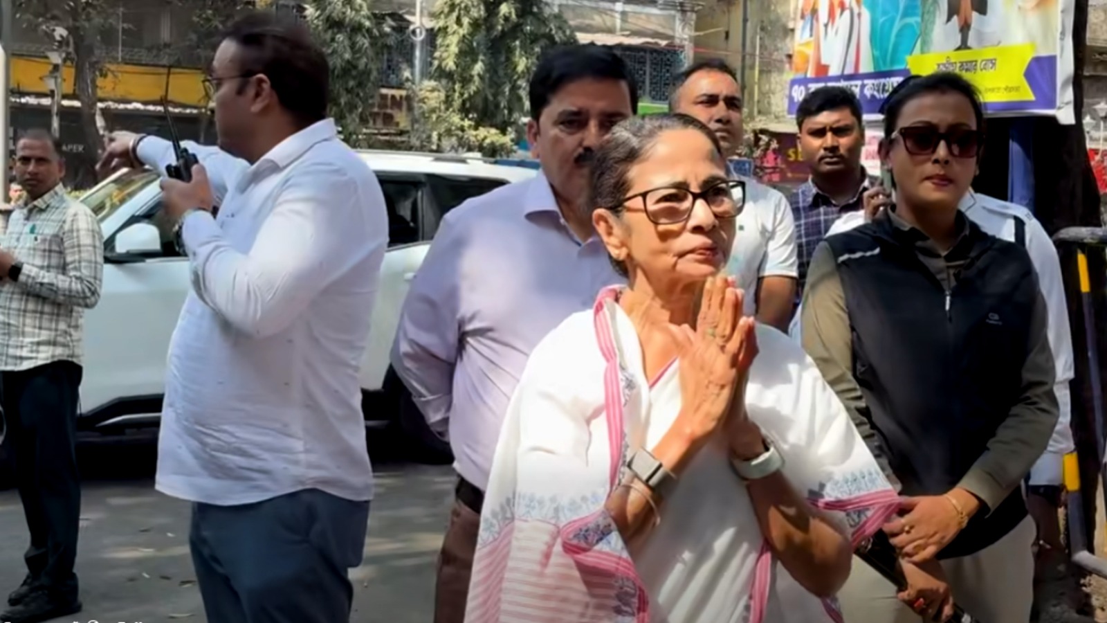 পরীক্ষা ভালো হচ্ছে? ইউনাইটেড মিশনারিতে সারপ্রাইজ ভিজিট মুখ্যমন্ত্রীর, মাধ্যমিক পরীক্ষার্থীদের শুভেচ্ছা