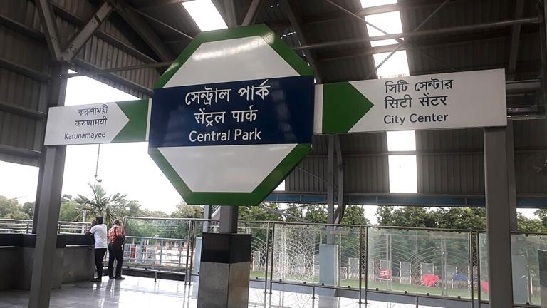 গ্রিন লাইনে হঠাৎ ‘লাল’ সঙ্কেত! অফিস ফিরতি পথে চরম ভোগান্তি