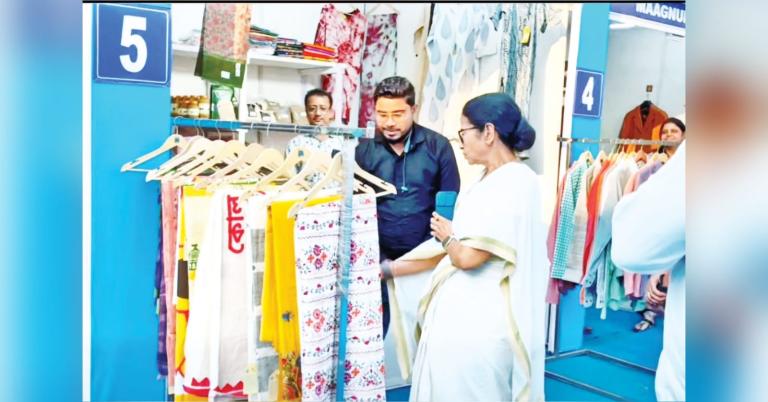 ‘শিল্পান্ন’-এ মুখ্যমন্ত্রী, হস্ত-কুটির শিল্পের প্রসারে উৎসাহ দিলেন কারিগরদের