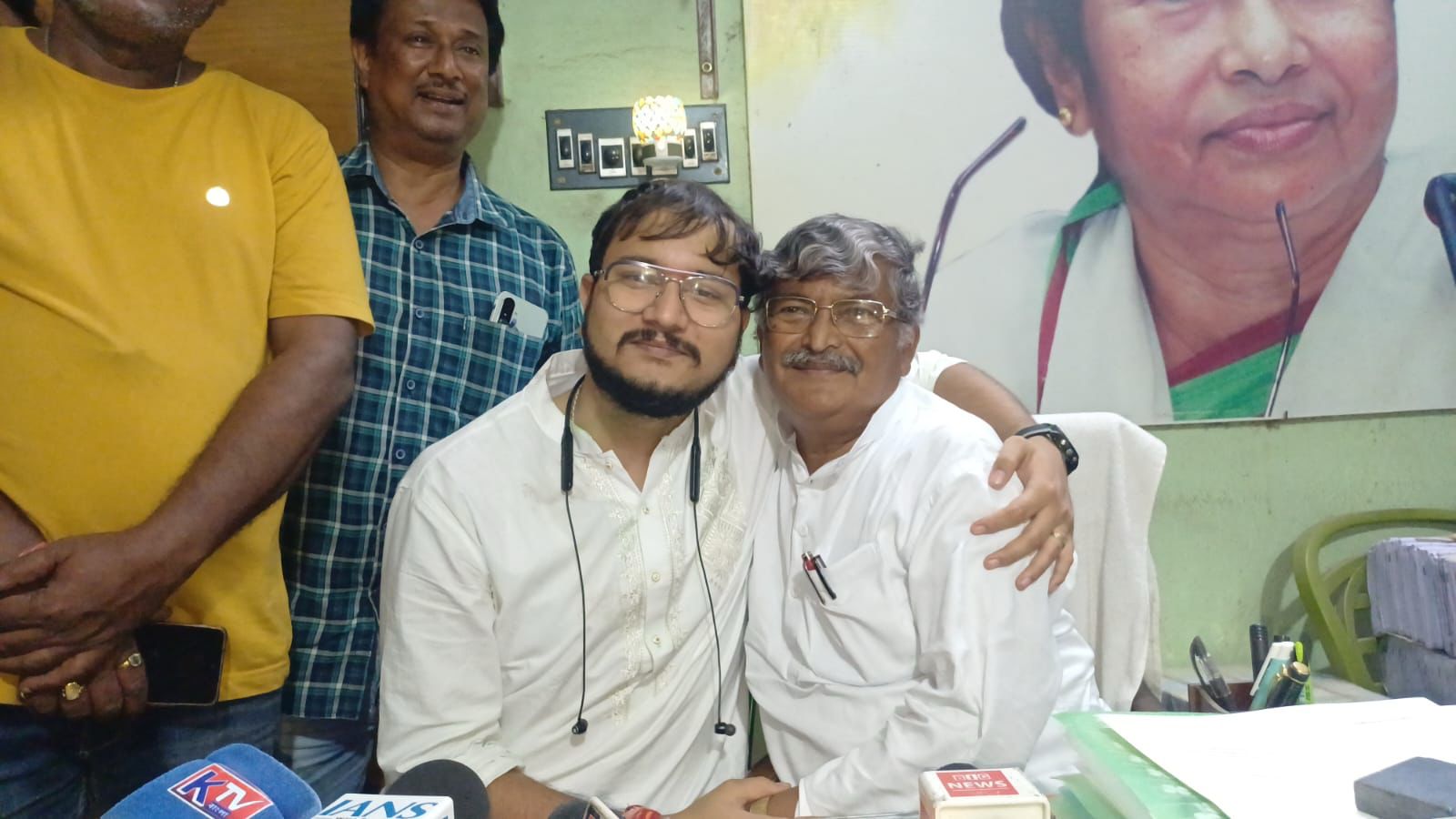 অভিমান ভুলে আশীর্বাদ, প্রার্থী দেবাংশুকে জয়ের ‘টিপস’ দিলেন অসিত মজুমদার