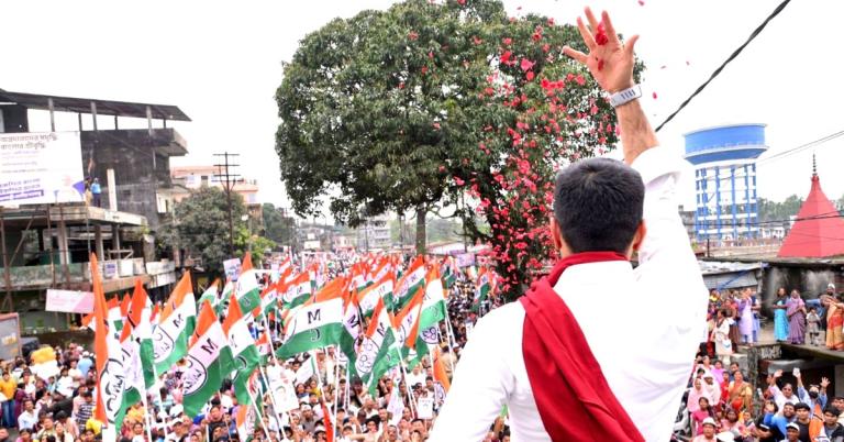 বীরেন্দ্র জিতলে জয়গাঁও পুরসভা-হাসপাতাল: প্রতিশ্রুতি অভিষেকের, রোড শো-তেই বিজেপি ছেড়ে তৃণমূলে চম্প্রামারি