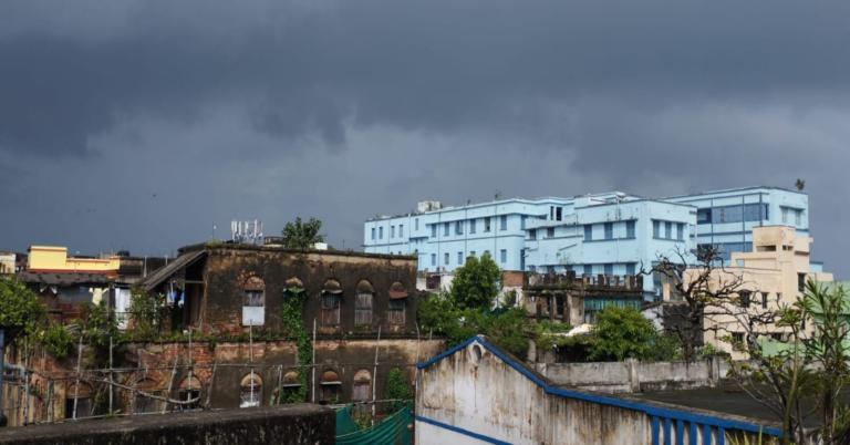 গরমের মাঝেই আজ দক্ষিণবঙ্গে কালবৈশাখীর দুর্যোগ! উত্তরে শুরু ঝড়- বৃষ্টি